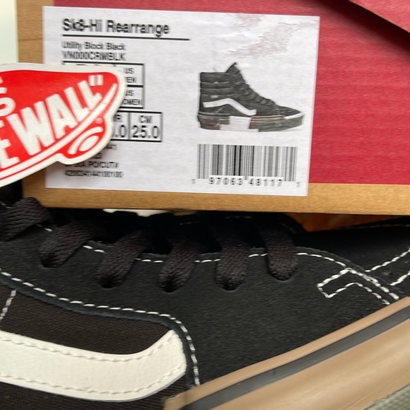 Vans WMNS Sk8-Hi Rearrange Utility Block Black
VN000CRMBLK
Sneakers - Picture 2 of 16